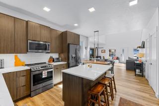 Sharlie's Chateau - Sleek, modern, new-build home near golf, park, and lake - McCall - 3