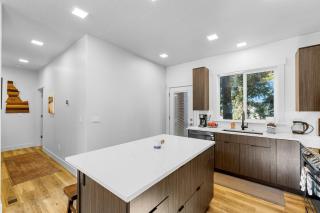 Sharlie's Chateau - Sleek, modern, new-build home near golf, park, and lake - McCall - 1