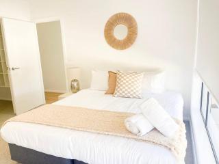 Villa 1 - Luxury Stay in Gobbagombalin - North Wagga - 4