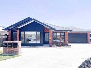 Villa 1 - Luxury Stay in Gobbagombalin - North Wagga - 3