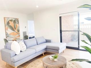 Villa 1 - Luxury Stay in Gobbagombalin - North Wagga - 1