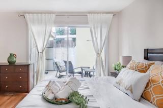 Creative Haven Chic 3-Bedroom with Artistic Touches - San Diego - 8