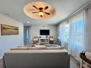 Creative Haven Chic 3-Bedroom with Artistic Touches - San Diego - 6