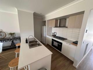 Inviting 3BR Armstrong Creek Escape - Mount Duneed - 2