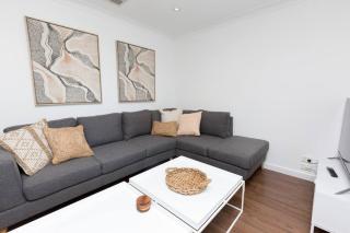 Elsie - City Living in a Big Home - Just book it - Wagga Wagga - 6