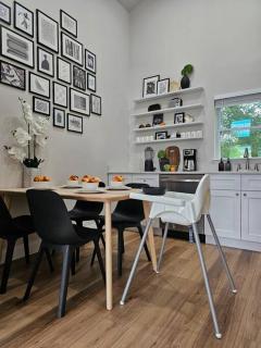 The Catherine - 1 mile to downtown - 2 King beds - Sleeps 5 - 8