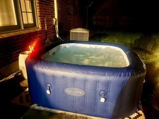 King Suite - Private Bath - Hot Tub - Home Theater - Room 5 735 - Jonesboro - 4