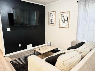 King Suite - Private Bath - Hot Tub - Home Theater - Room 5 735 - Jonesboro - 6