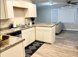 King Suite - Private Bath - Hot Tub - Home Theater - Room 5 735 - Jonesboro - 3
