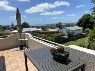 Close motorway, free breakfast, Fabulous views, selfcontained - Auckland - 0