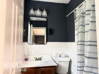 King Suite - Private Bath - Hot Tub - Home Theater - Room 5 735 - Jonesboro - 7