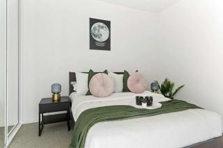 Stylish 2BR Apartment with Panoramic City Views - 8