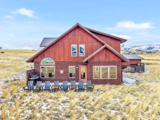 30 Miles to Yellowstone Hot Tub Game Room AC - 4