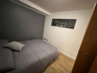 Modern 2-Bedroom Apartment in Sheffield City Centre with Balcony, 2 Bathrooms & 4K Smart TV - Sleeps 6 - Sheffield - 5