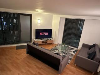 Modern 2-Bedroom Apartment in Sheffield City Centre with Balcony, 2 Bathrooms & 4K Smart TV - Sleeps 6 - Sheffield - 3