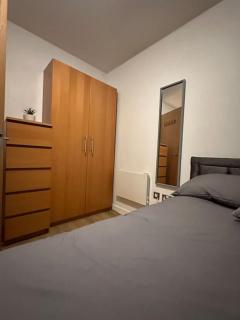 Modern 2-Bedroom Apartment in Sheffield City Centre with Balcony, 2 Bathrooms & 4K Smart TV - Sleeps 6 - Sheffield - 1