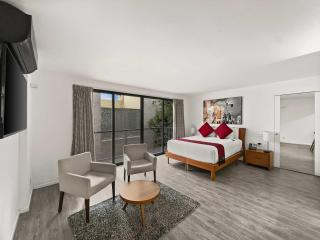 Armonik suites By Casanevo - Queen Bed Suite - 9