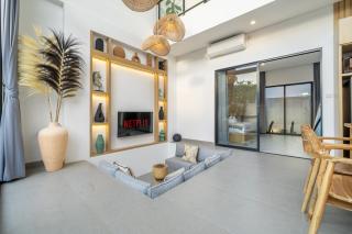 Villa Arcelio Luxury 2BR Villa Steps from Restaurants and Gym - Canggu - 1