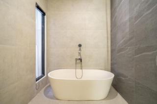 Villa Arcelio Luxury 2BR Villa Steps from Restaurants and Gym - Canggu - 4