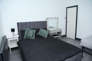 Full, modern family house in Salford - 9