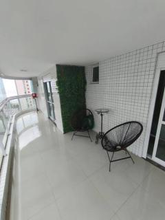 Apto de 180m vista mar, com 03 suites equipadas com ar condicionado, tvs e sacada, varanda gourmet e 02 vagas de garagem cobertas, a 50 metros da praia Tupi - Praia Grande - 5