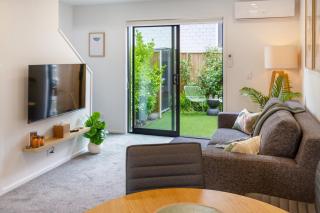 Central Convenience Stroll to Bars and Eateries - 9