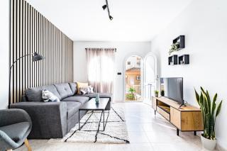 Renovated Townhouse - Rooftop, Garden & Stunning Views - 8