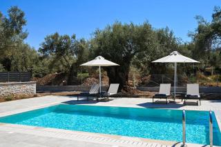 Small Halipoma Laertes into Lefkada town close - 3