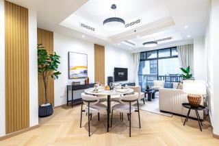 Upgraded 1BR Retreat with Iconic Burj Khalifa Views - 1