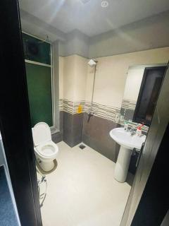 Beautiful Updated Midtown Apartment - 9