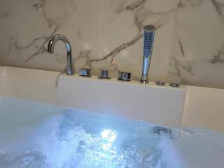 Lush Escape Suites - hottube and sauna - Bari - 2