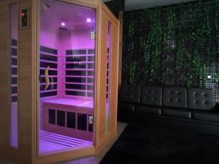 Lush Escape Suites - hottube and sauna - 5