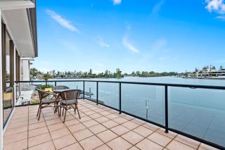 Perfect Waterfront Escape in Surfers Paradise - 8