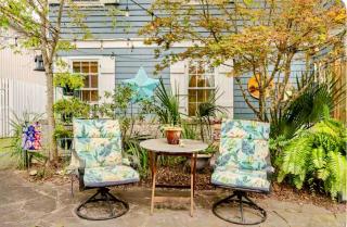 Pearls Pad - Beautiful 1 bedroom apartment- 1 block to beach - 1