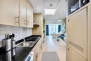 Renovated Lake Terrace Studio JLT Next to METRO! - Dubai - 1