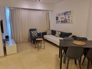 חדר שינה וסלון ומרפסת נוף לים - Herzliya B - 4