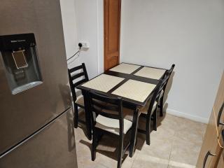 Mitcham Junction - 2 Bed Apartment - Sleeps 6 - 6