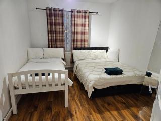 Mitcham Junction - 2 Bed Apartment - Sleeps 6 - 2