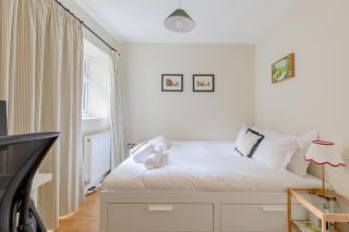Contemporary 2BD Cottage-Style Flat Hackney - 1