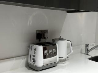 Spacious 2BR Apartment with Balcony - Netflix, YouTube, Amazon TV, Superfast WiFi - Just 10 Mins to Birmingham Centre, Bullring, Train, Coach Station and Birmingham FC - Birmingham - 1