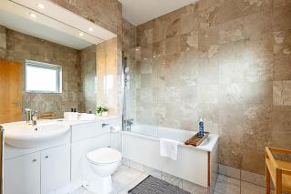 Bright and Stylish Riverside Haven in Canary Wharf - 2