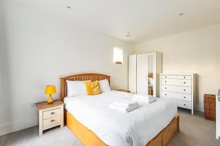 Chic Crystal Palace Flat with Balcony & Workspace - 8