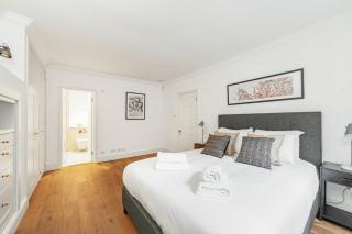 Elegant Two-Level Kensington Apartment - 8