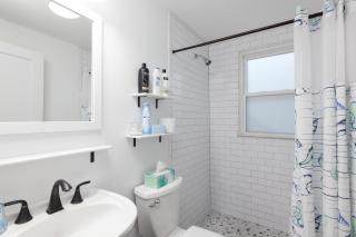 Seas the Day - 4 blocks to the beach, restaurant, and bar district - great deck and outdoor space!! - 3