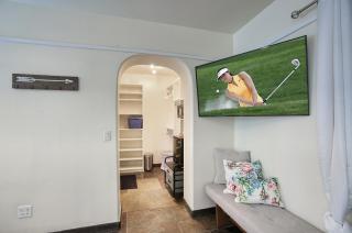 Desert Oasis Stylish Room with Pool Access - Phoenix - 9
