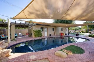 Desert Oasis Stylish Room with Pool Access - Phoenix - 7