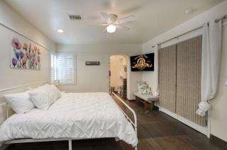 Desert Oasis Stylish Room with Pool Access - Phoenix - 4