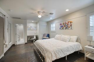 Desert Oasis Stylish Room with Pool Access - Phoenix - 3