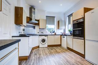 Spacious 4 Bedroom House with Free Parking - Hornchurch - 7