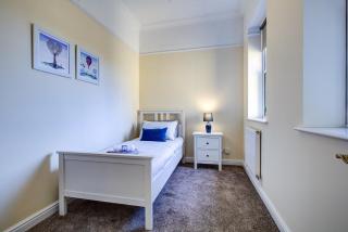 Spacious 4 Bedroom House with Free Parking - Hornchurch - 6